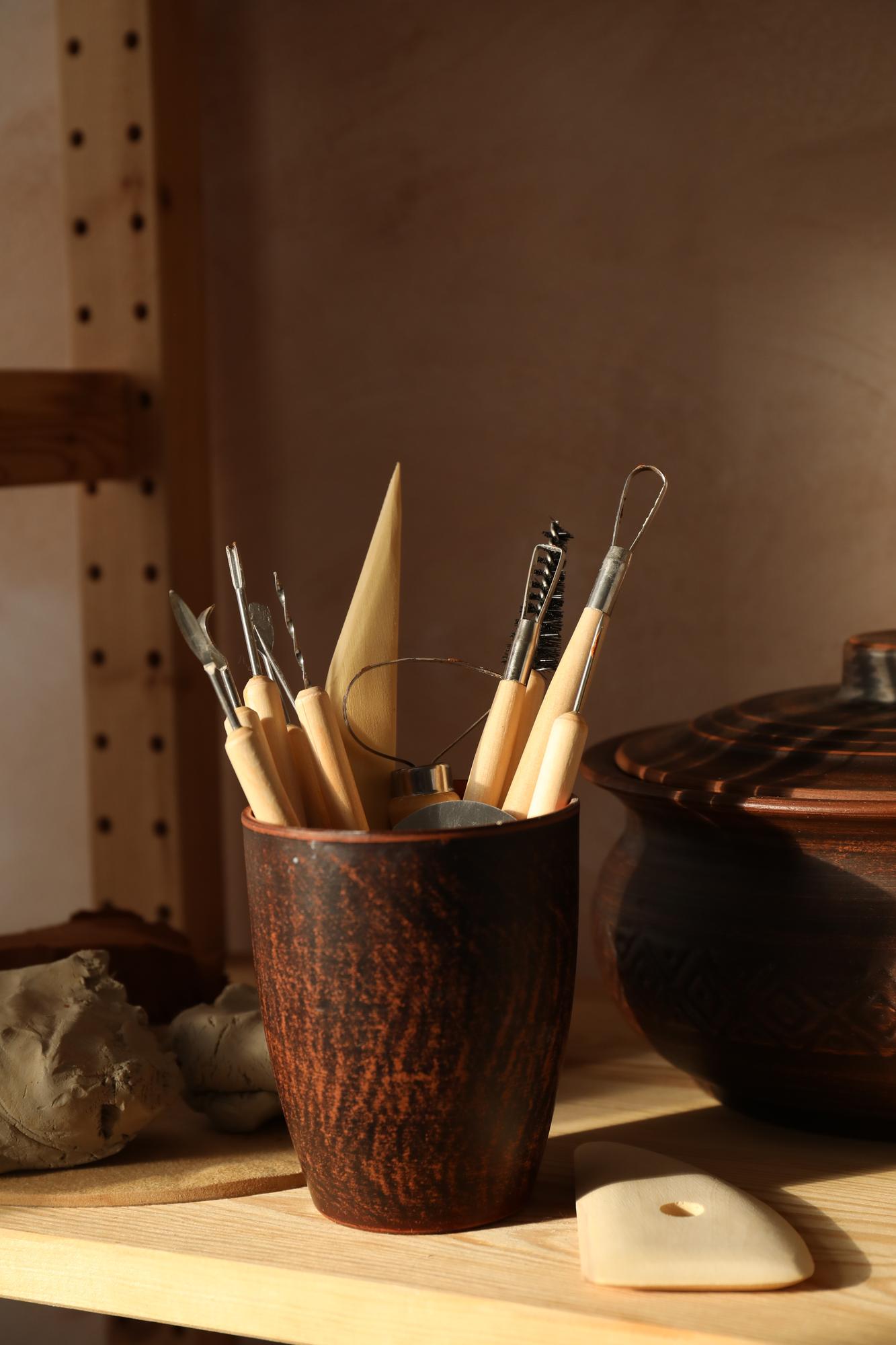 Interno di cucina didattica con utensili in legno